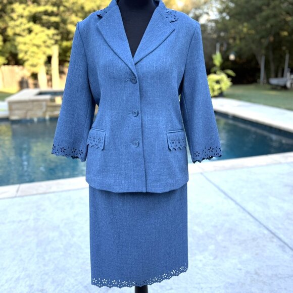 BEAUTIFUL ALFRED DUNNER BLUE SUIT-SKIRT SET WITH EYELET TRIM- PERFECT FOR SUMMER - Picture 1 of 5